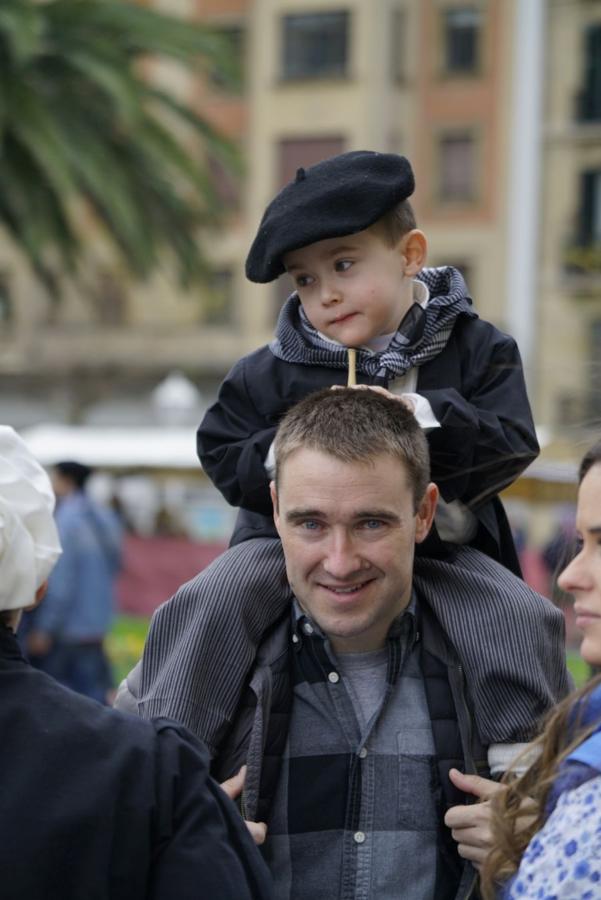 Donostia se viste de tradición y buen ambiente por Santo Tomás. Los diferentes puestos de talos y txistorra funcionan a pleno rendimiento desde primera hora, y los puestos de verduras, frutas, reposteria, pan y artesanías contribuyen a dar color a la ciudad. 