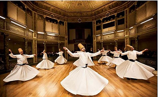 Los mevlevíes o derviches tienen una ceremonia de danza-meditación llamada 'sema', que conciben como rezo porque los hace entrar en trance. 