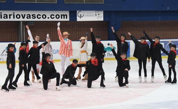 Escena de grupo en el ensayo de 'Mary Poppins on ice', función organizada por el Txuriberri para estas Navidades en la pista de hielo de Donostia.