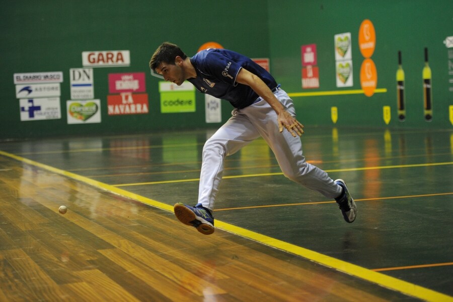 Bengoetxea VI y Ander Imaz se aferran a la clasificación del Campeonato de Parejas tras derrotar 22-18 a Ezkurdia y Ladis Galarza este sábado en el frontón Uarkape de Arrasate, lleno con casi mil espectadores. 