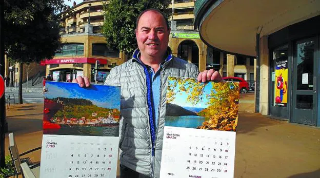 El protagonista. Lázaro González con las dos fotos del los calendario de DV de 2018 y 2019. 