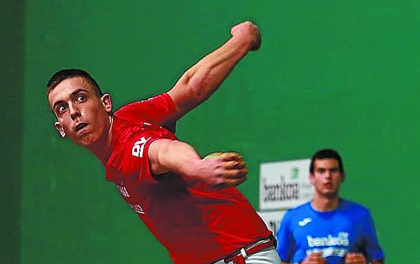 Elizegi arma su derecha. Al fondo, Gartzia. :: 