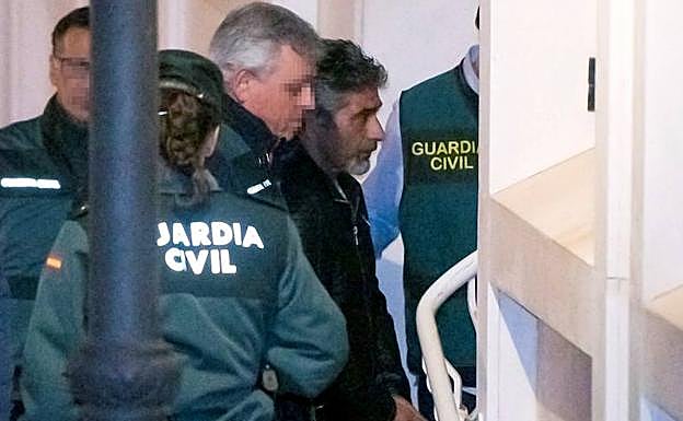 Bernardo Montoya (c), a su llegada a los juzgados de Valverde del Camino (Huelva). 