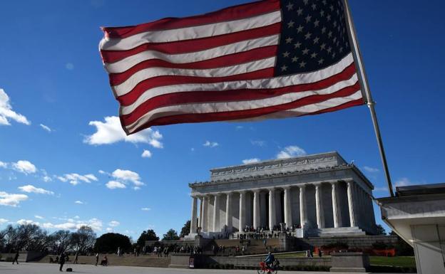 Una bandera de Estados Unidos ante el Lincoln Memorial. 