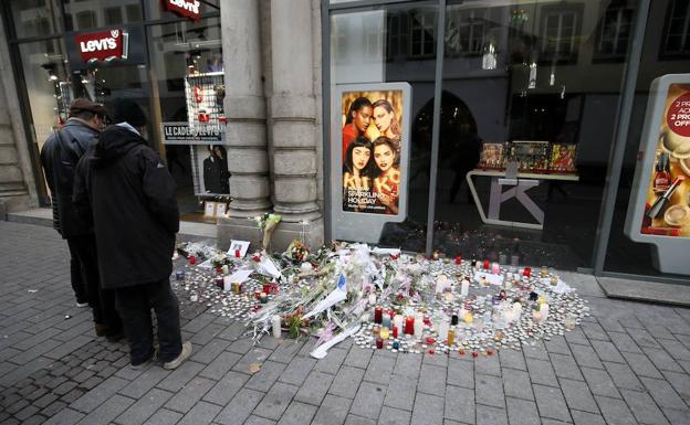 Flores, velas y mensajes en el lugar donde falleció una de las víctimas en el atentado en Estrasburgo.