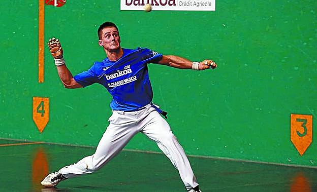 Eneko Labaka entra de volea en la final sénior en el frontón Aritzbatalde