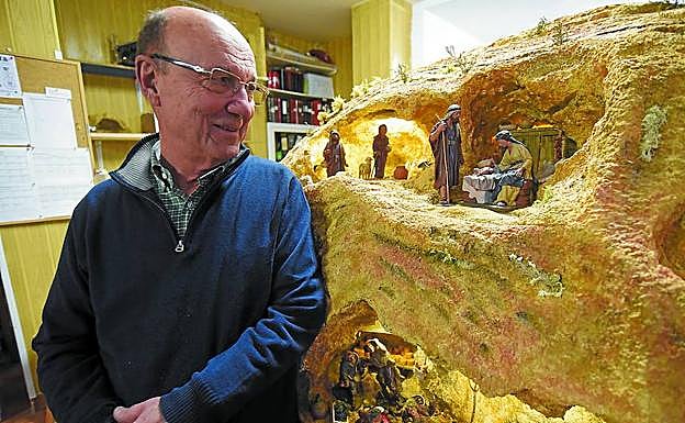 Hans Lindner, con la gruta que ha construido para el belén foral. 