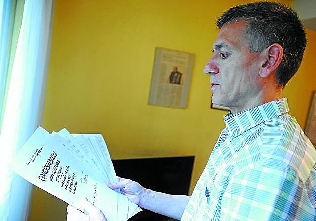 Estudio. Pedro Palacín con algunos de los documentos que dejó Aita Madina.