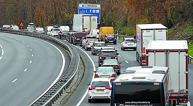 Vehículos atrapados en el atasco de ayer.
