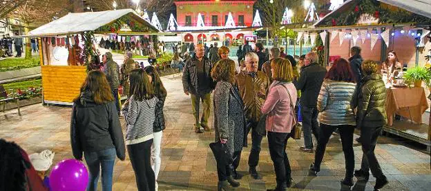El mercado, con tiendas locales, se suma a la iluminación navideña para ambientar la plaza de San Juan y su entorno.