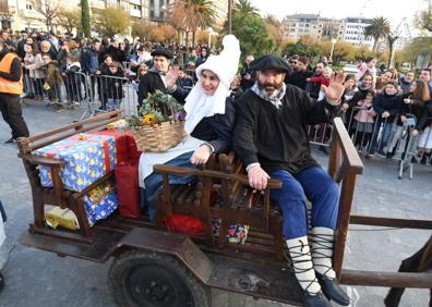 Imagen secundaria 1 - Olentzero y Mari Domingi han recorrido el territorio guipuzcoano. 