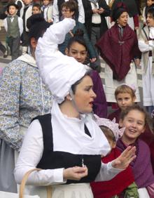 Imagen secundaria 2 - Olentzero y Mari Domingi han recorrido el territorio guipuzcoano. 