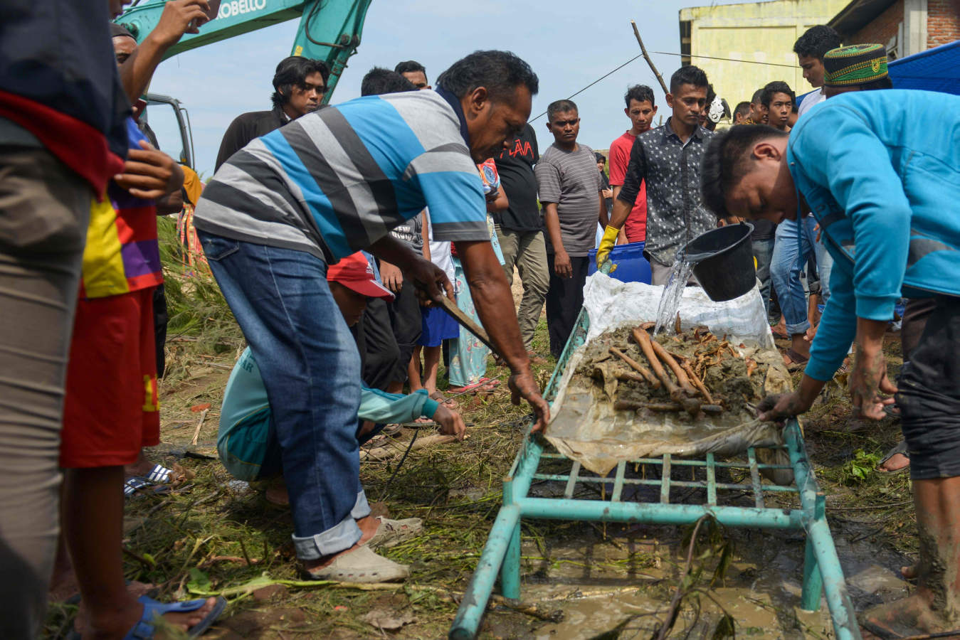 Los equipos de emergencia de Indonesia trabajaron hoy para encontrar supervivientes entre los escombros dejados por el tsunami que golpeó el sábado el estrecho de Sonda, entre las islas de Java y Sumatra, cuya última actualización de cifras es de 371 muertos, 128 desaparecidos y 1.459 heridos.