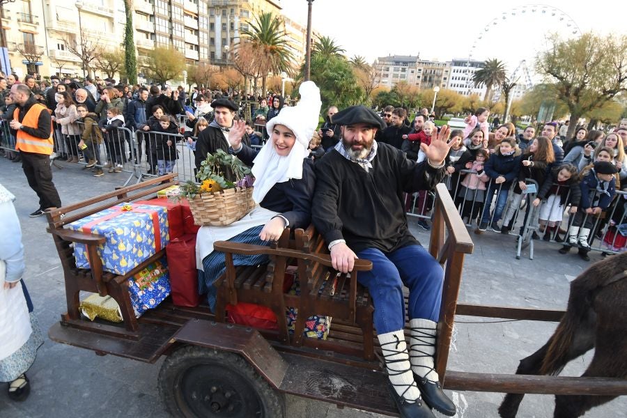 Mari Domingi y Olentzero han recibido las cartas de los más pequeños