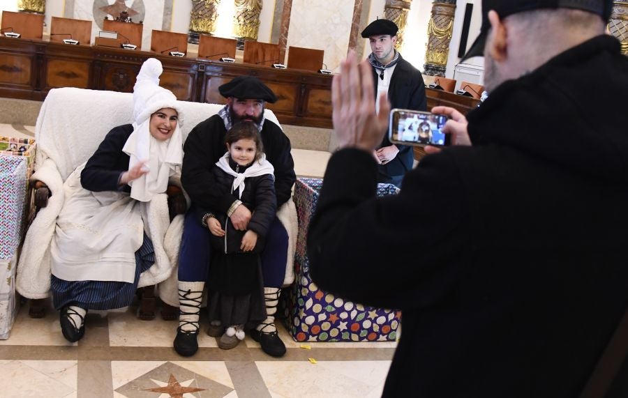Mari Domingi y Olentzero han recibido las cartas de los más pequeños