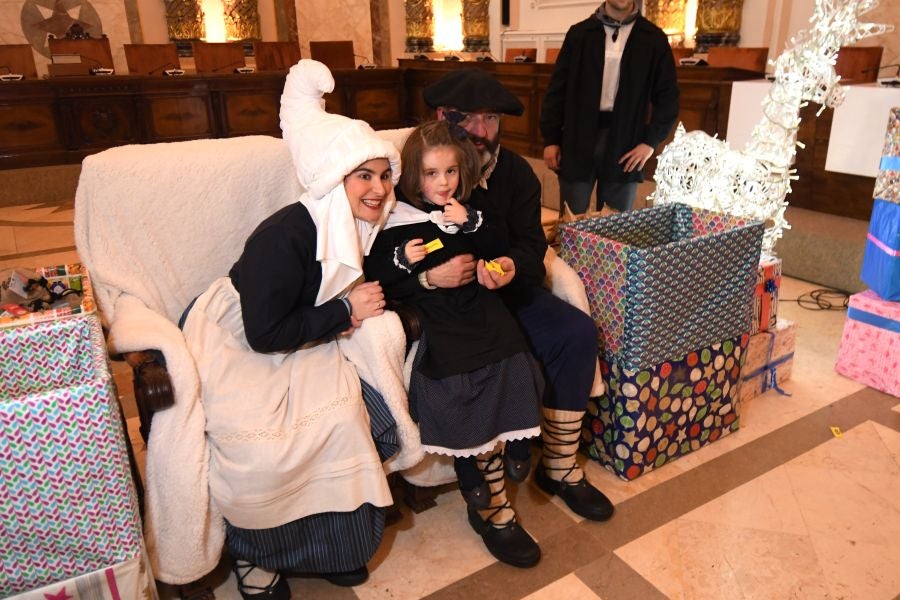 Mari Domingi y Olentzero han recibido las cartas de los más pequeños