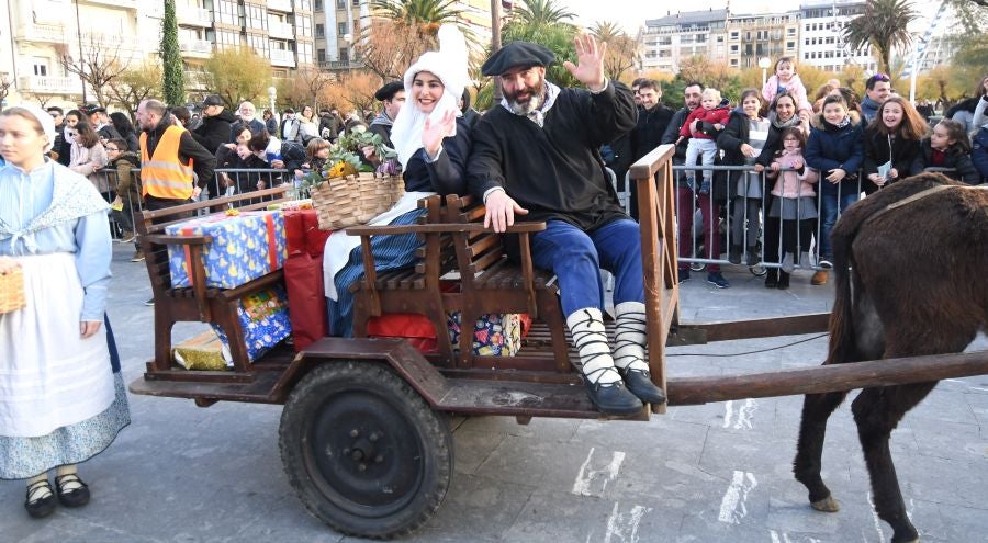 Mari Domingi y Olentzero han recibido las cartas de los más pequeños