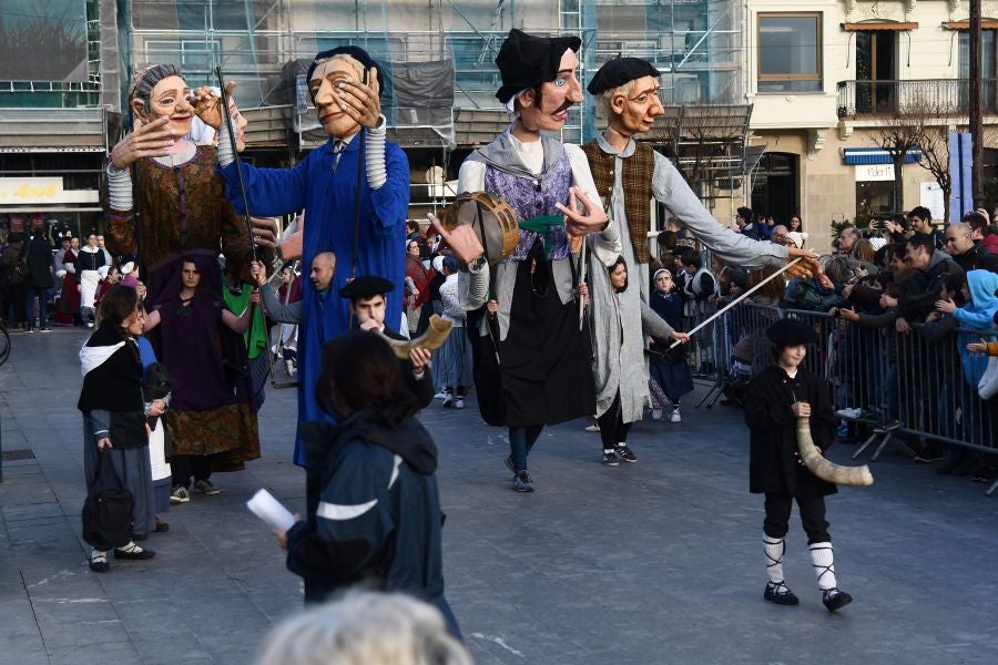 Mari Domingi y Olentzero han recibido las cartas de los más pequeños