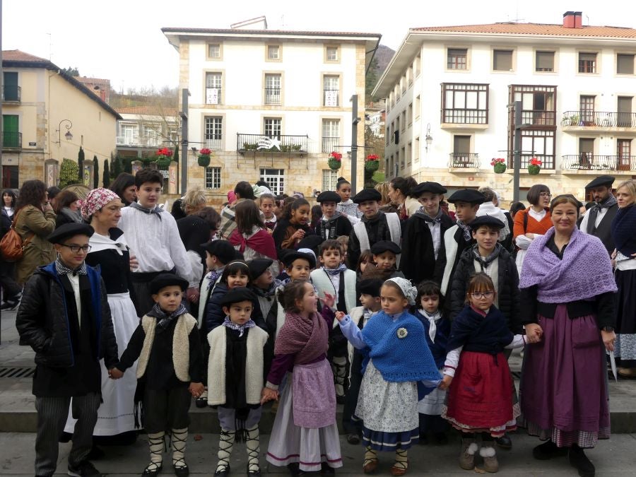 El carbonero y su acompañante han recogido las cartas de los más pequeños. 