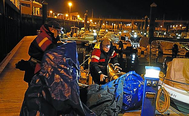 Los inspectores de Pesca del Gobierno Vasco preparan la embarcación en el puerto deportivo de Orio.