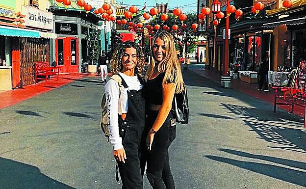 Paula y Helena, dos jóvenesque viven en Los Ángeles, van con frecuencia a Chinatown,su lugar preferido.