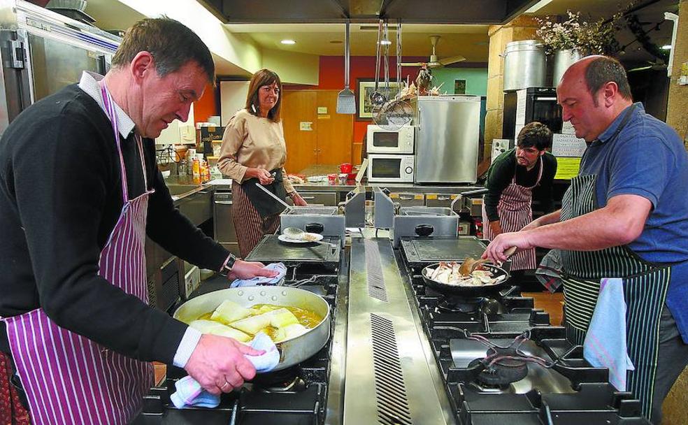 Entre fogones. Arnaldo Otegi, Idoia Mendia, Lander Martínez y Andoni Ortuzar, concentrados en la preparación del menú de Nochebuena en las cocinas de la sociedad Kresala de Donostia.