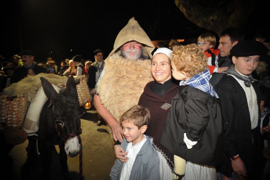 Los niños y niñas de Andoain recibieron con ilusión la visita del carbonero y Mari Domingi
