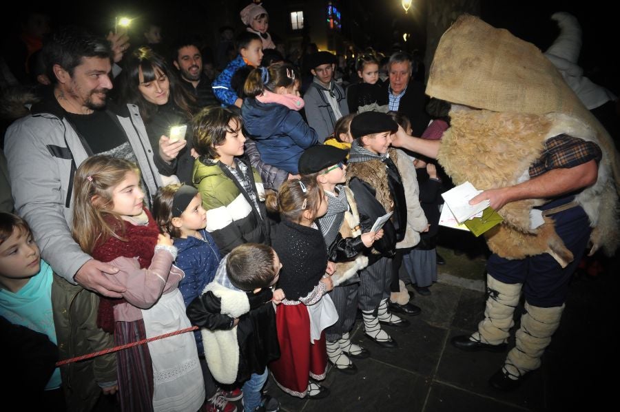Los niños y niñas de Andoain recibieron con ilusión la visita del carbonero y Mari Domingi