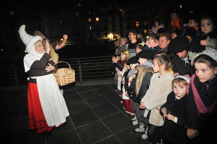 Los niños y niñas de Andoain recibieron con ilusión la visita del carbonero y Mari Domingi