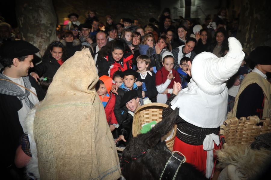 Los niños y niñas de Andoain recibieron con ilusión la visita del carbonero y Mari Domingi