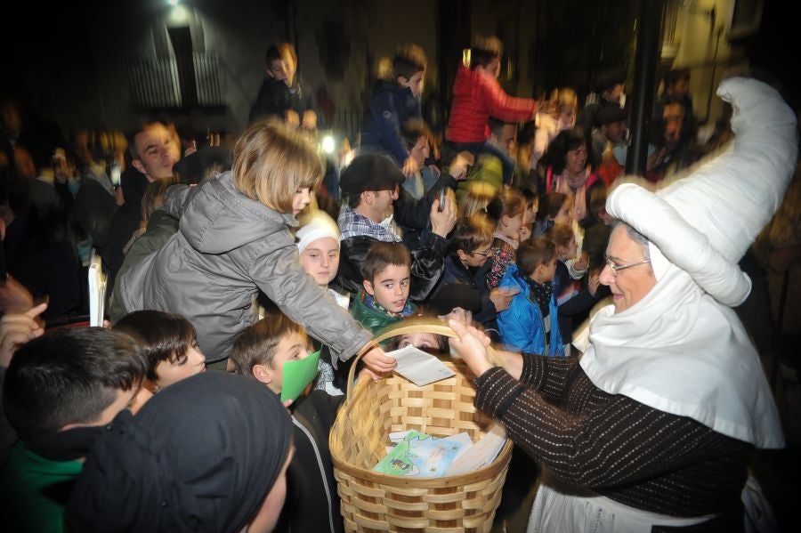 Los niños y niñas de Andoain recibieron con ilusión la visita del carbonero y Mari Domingi