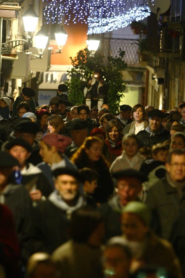 Los Olentzeros de Lau Haizetara y Ereintza han animado las calles de Errenteria