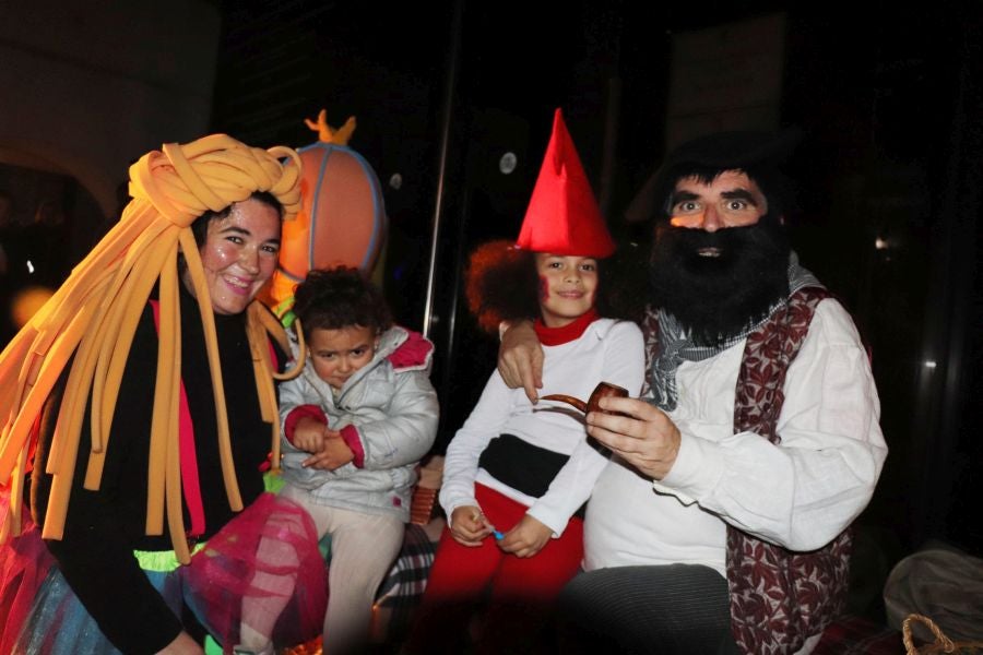 Los niños y las niñas de Lasarte-Oria disfrutaron de lo lindo con la visita de Mari Domingi y Olentzero