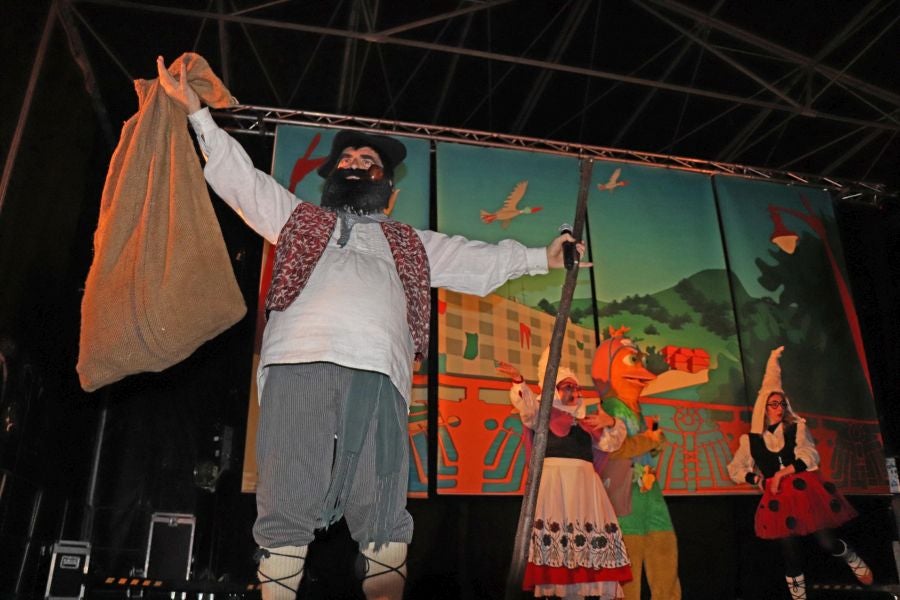 Los niños y las niñas de Lasarte-Oria disfrutaron de lo lindo con la visita de Mari Domingi y Olentzero