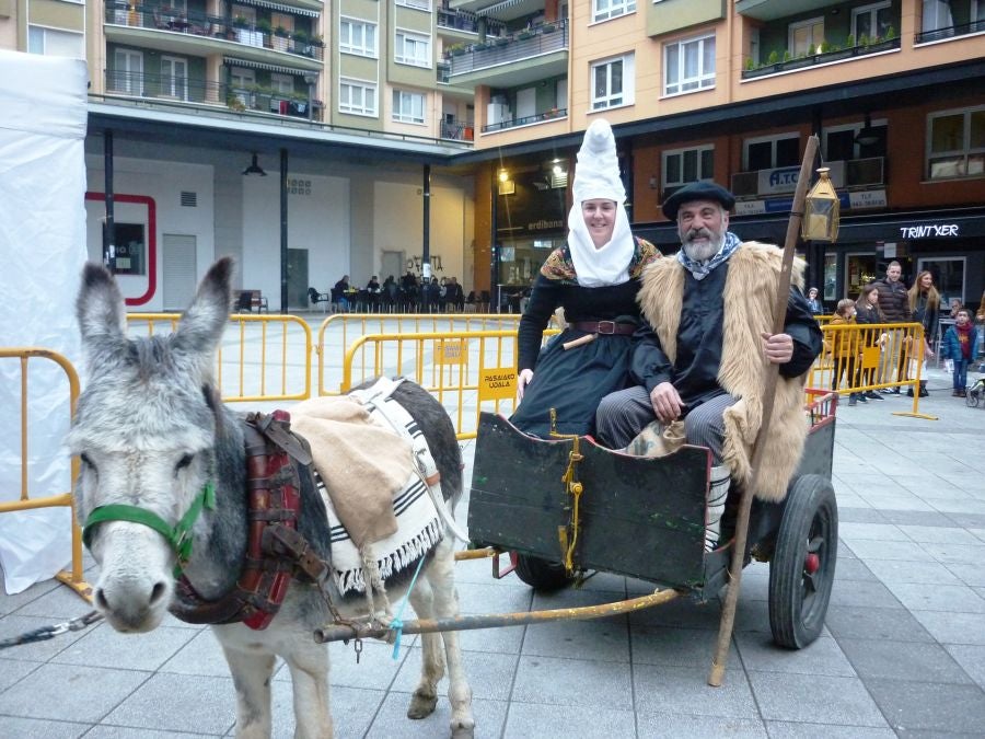 Los niños y niñas acudieron ilusionados a recibir a Olentzero y Mari Domingi.