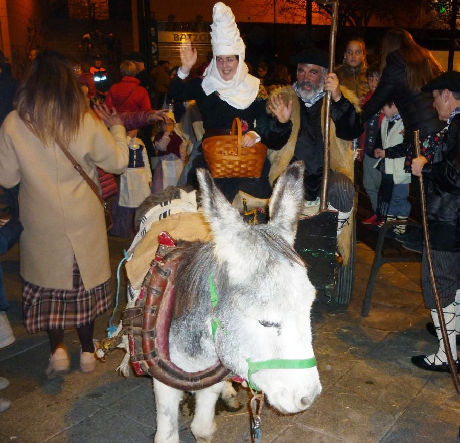 Los niños y niñas acudieron ilusionados a recibir a Olentzero y Mari Domingi.