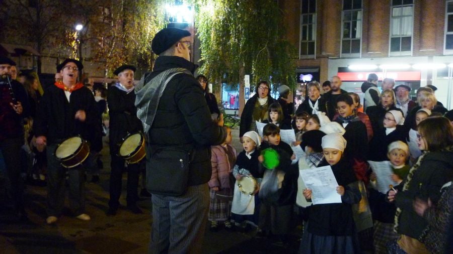 Los niños y niñas acudieron ilusionados a recibir a Olentzero y Mari Domingi.
