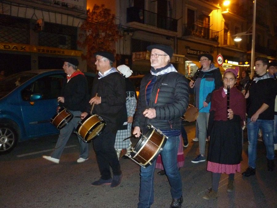 Los niños y niñas acudieron ilusionados a recibir a Olentzero y Mari Domingi.
