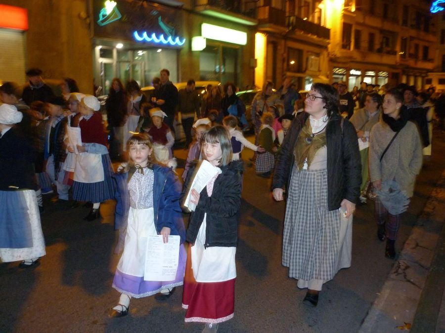 Los niños y niñas acudieron ilusionados a recibir a Olentzero y Mari Domingi.