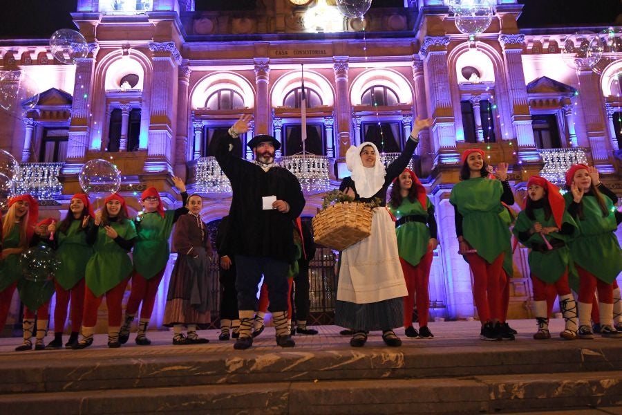 Mari Domingi y Olentzero han recibido las cartas de los más pequeños