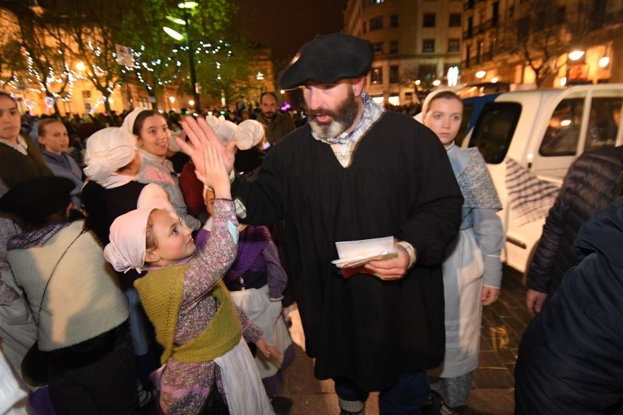 Mari Domingi y Olentzero han recibido las cartas de los más pequeños