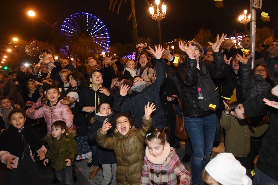 Mari Domingi y Olentzero han recibido las cartas de los más pequeños