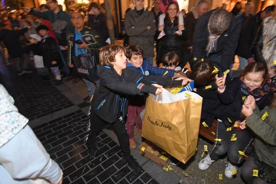 Mari Domingi y Olentzero han recibido las cartas de los más pequeños
