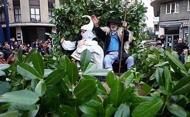 Alegría en las calles de Errenteria con la visita de Olentzero y Mari Domingi