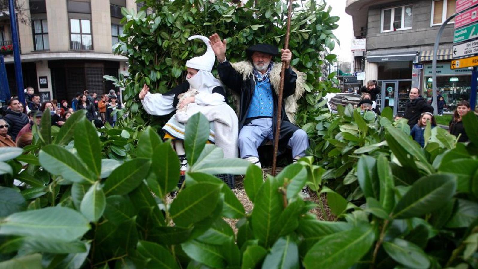 Los Olentzeros de Lau Haizetara y Ereintza han animado las calles de Errenteria