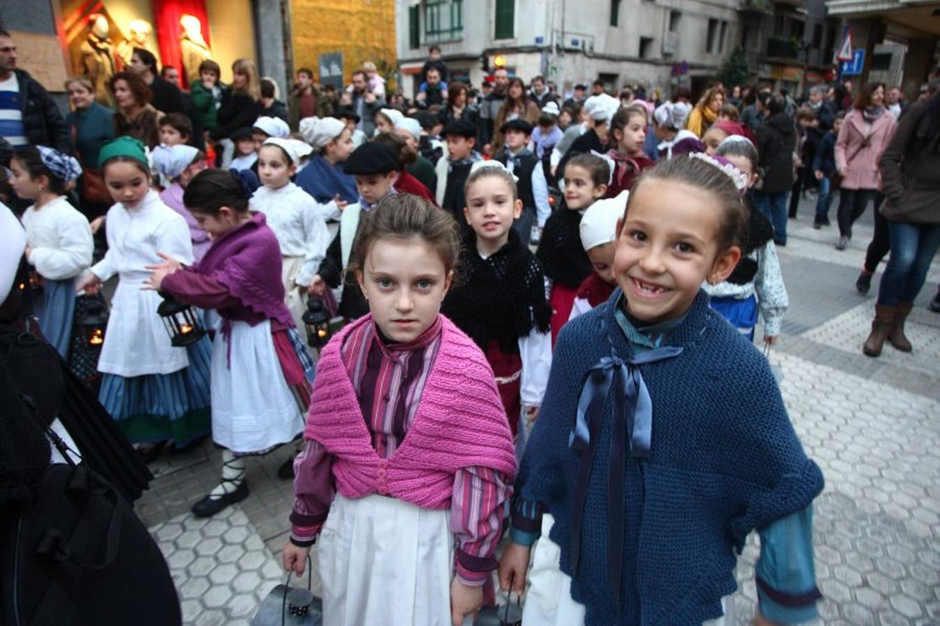 Los Olentzeros de Lau Haizetara y Ereintza han animado las calles de Errenteria
