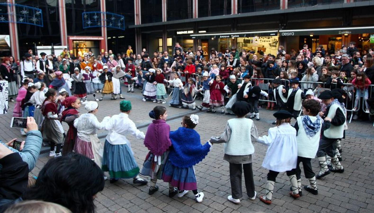 Los Olentzeros de Lau Haizetara y Ereintza han animado las calles de Errenteria