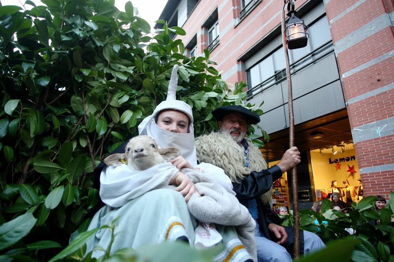 Los Olentzeros de Lau Haizetara y Ereintza han animado las calles de Errenteria