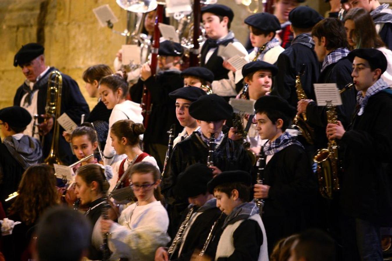 Los Olentzeros de Lau Haizetara y Ereintza han animado las calles de Errenteria