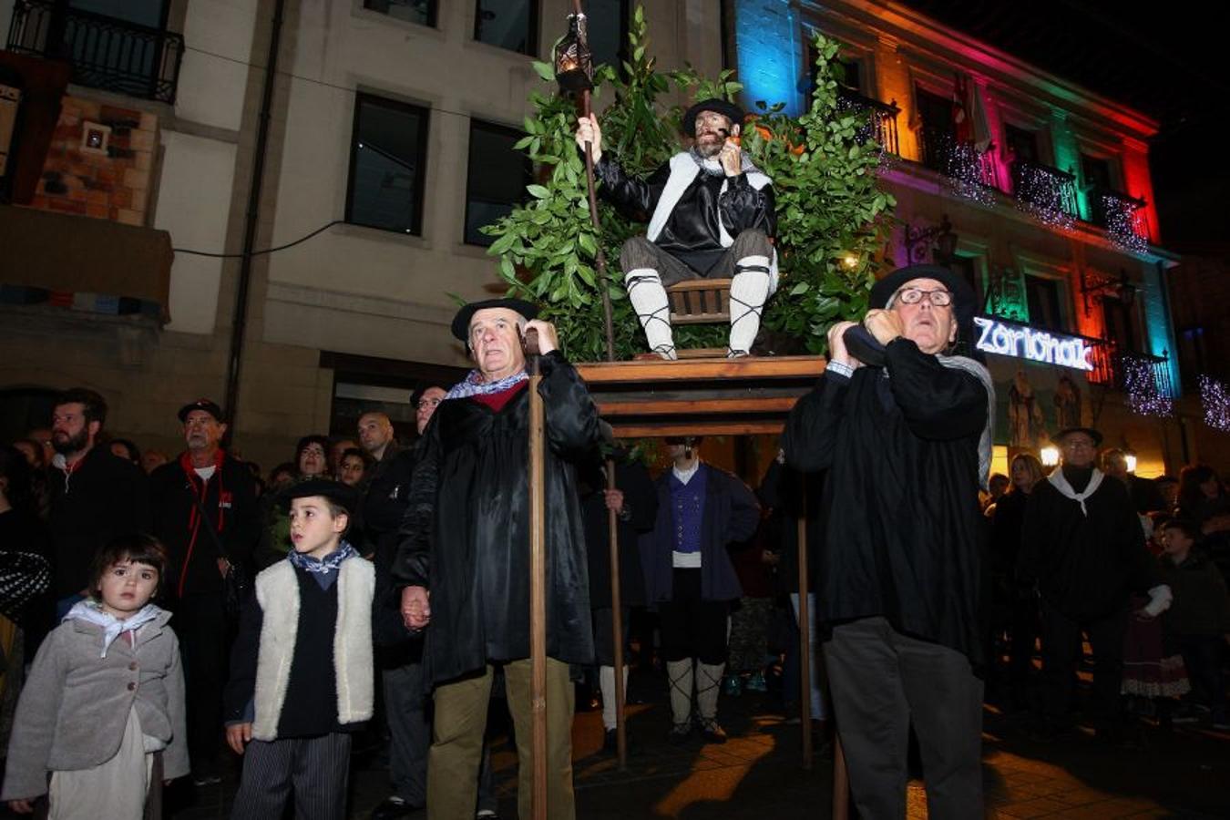 Los Olentzeros de Lau Haizetara y Ereintza han animado las calles de Errenteria